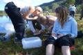 Ivrige elever studerer ferskvannsliv i godværet
